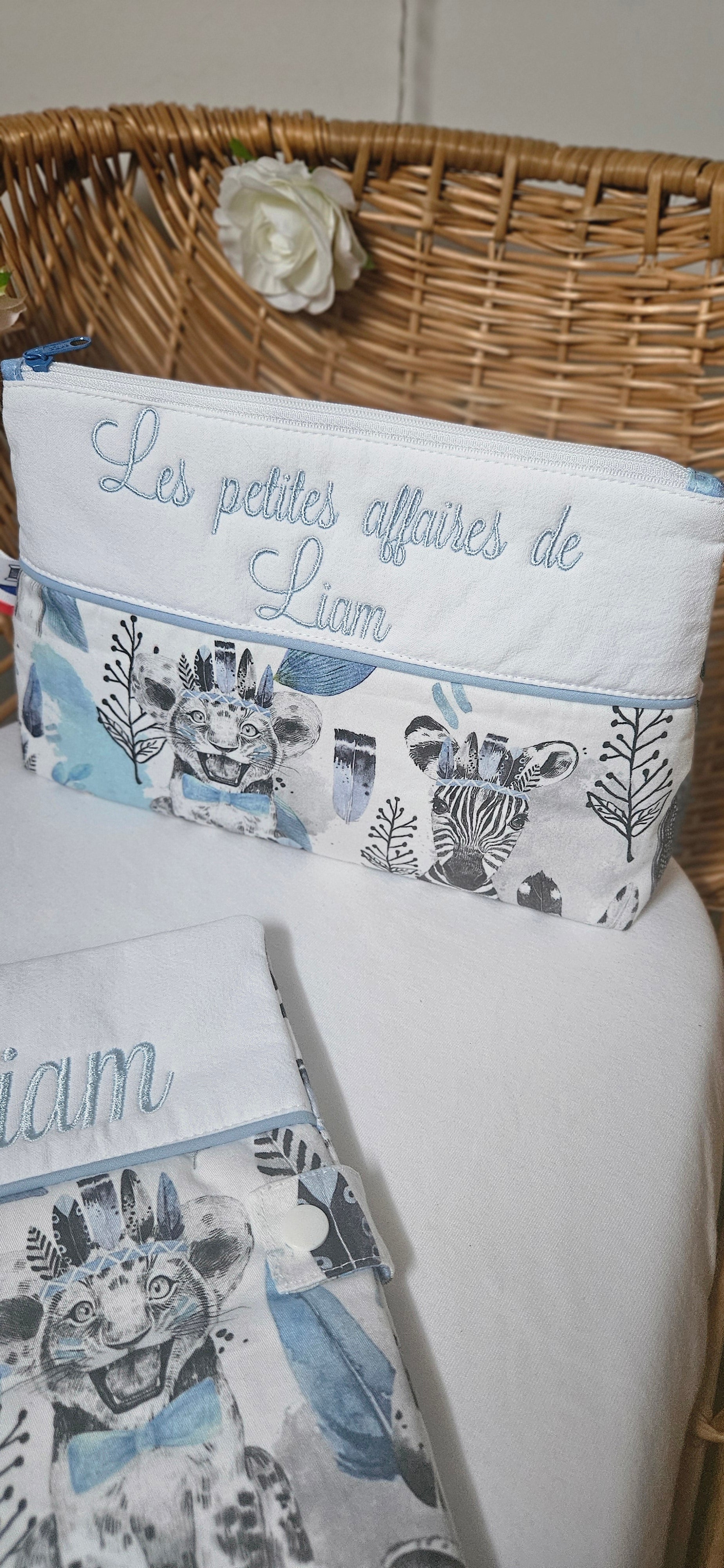 Ensemble protège carnet de santé + trousse