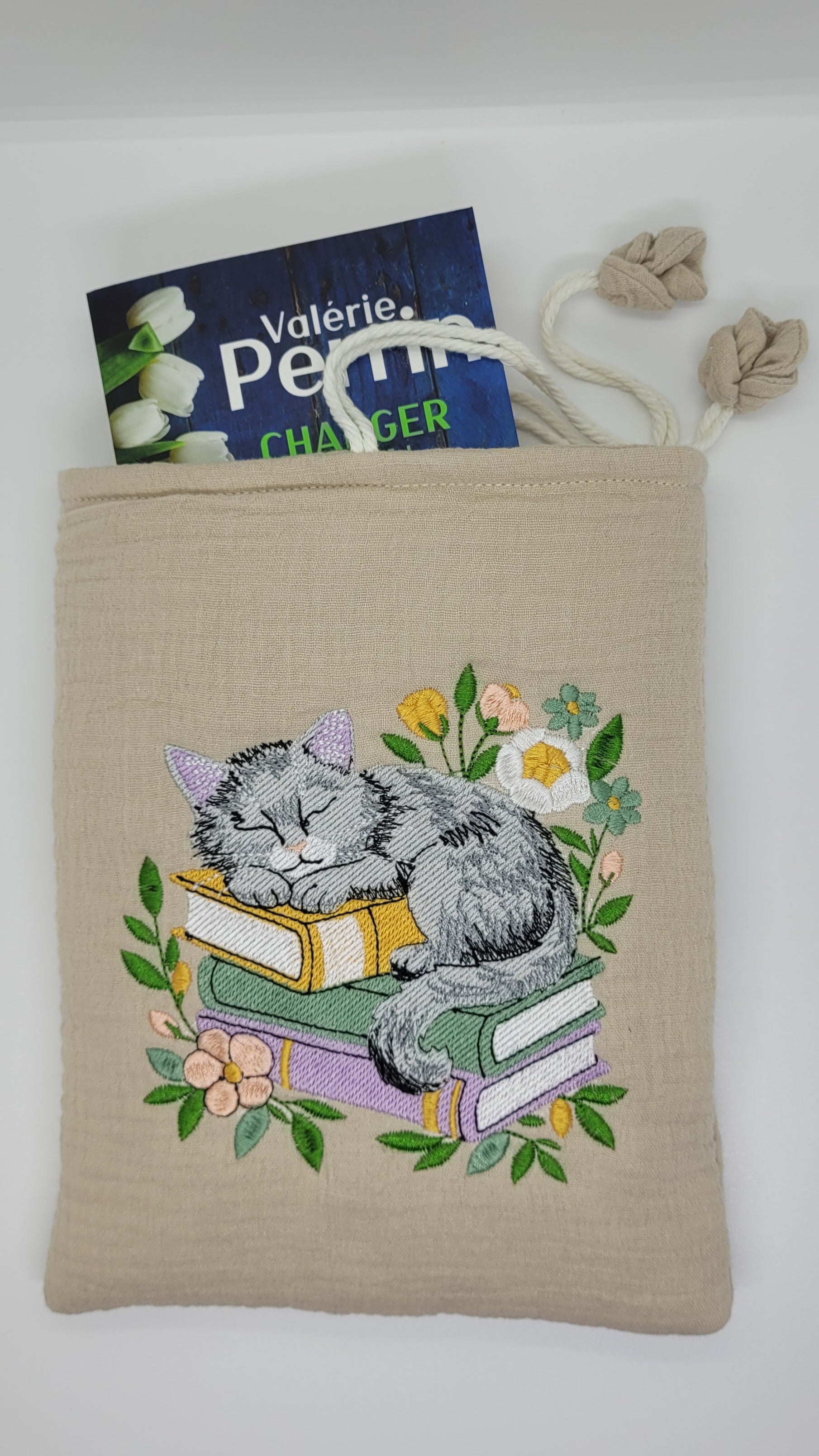 🐱💤 Pochette de livre en gaze de coton – Chat endormi brodé