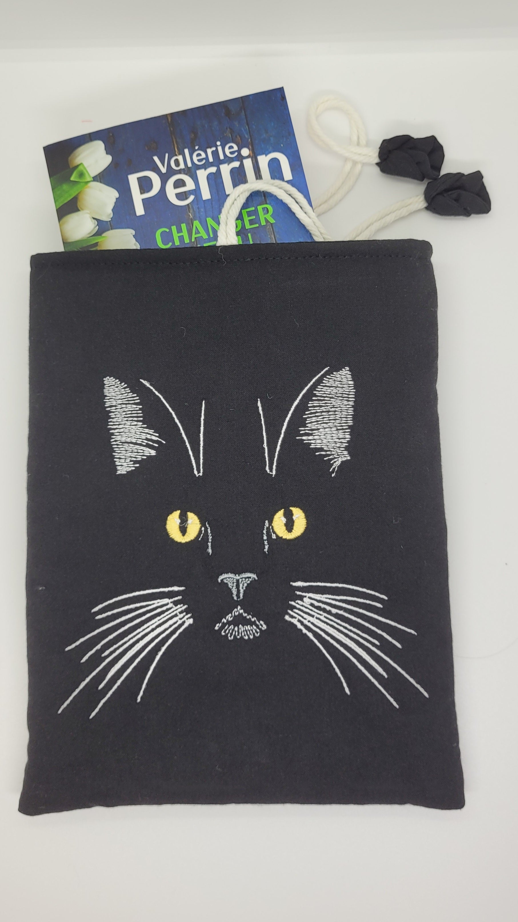 🖤👀 Pochette de livre en coton – Chat mystérieux brodé