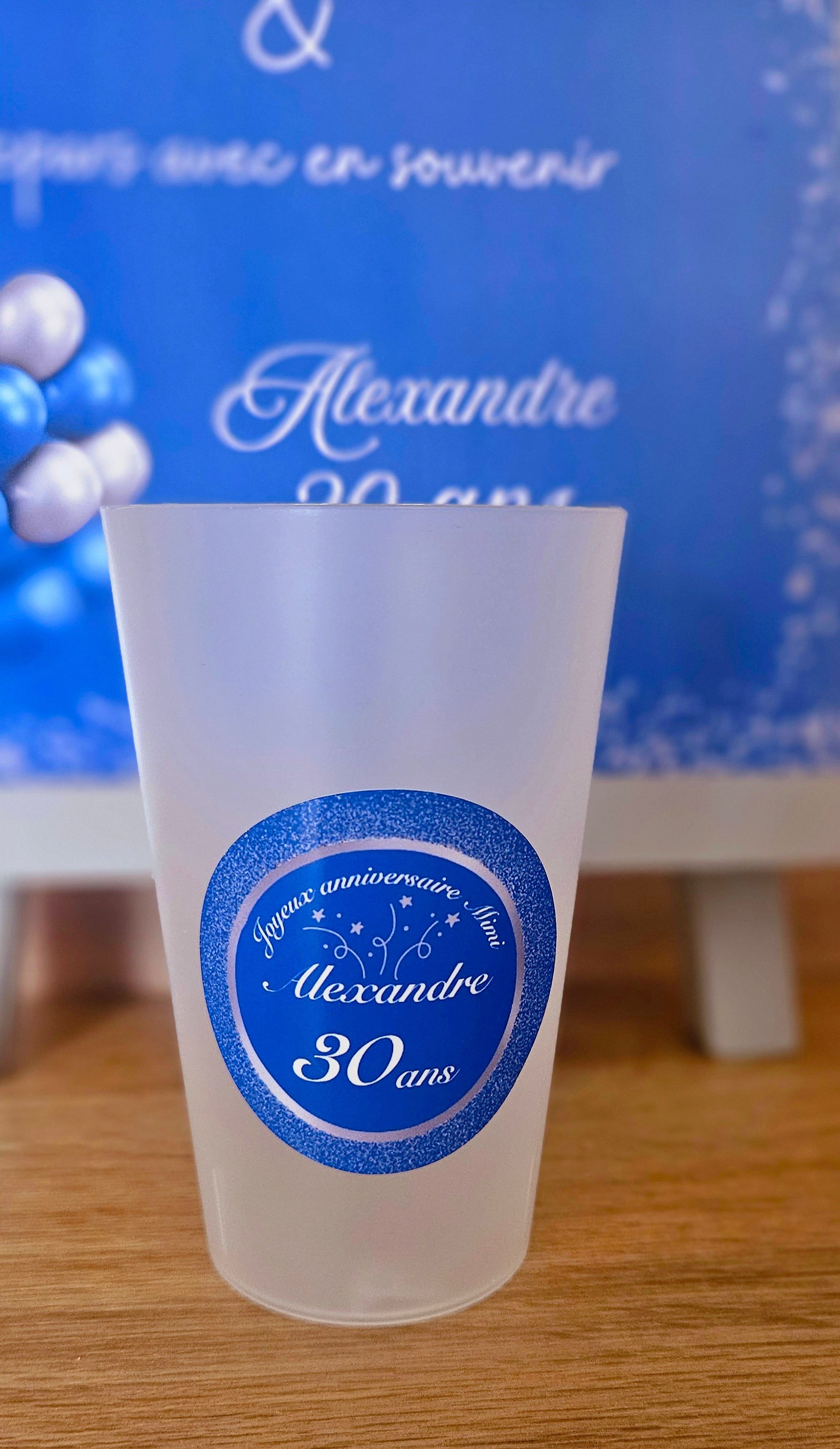 Gobelet anniversaire – Bleu festif & effet paillettes ✨💙