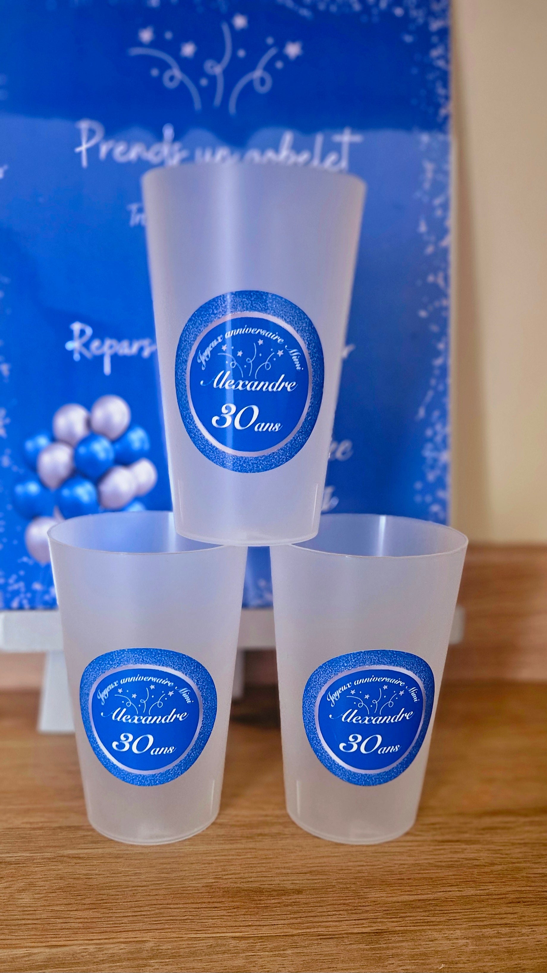 Gobelet anniversaire – Bleu festif & effet paillettes ✨💙