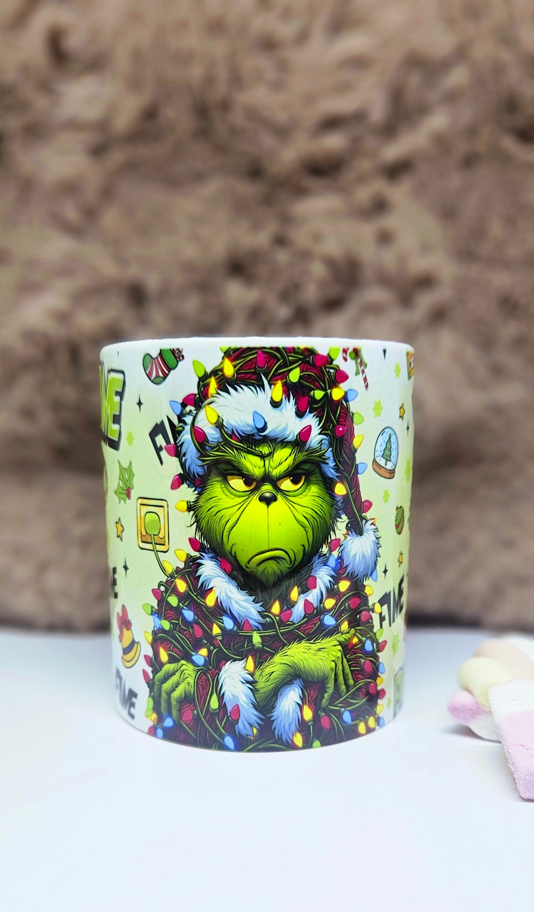 💚 Mug “Everything Is Fine” – Esprit Grinch de Noël 🎄