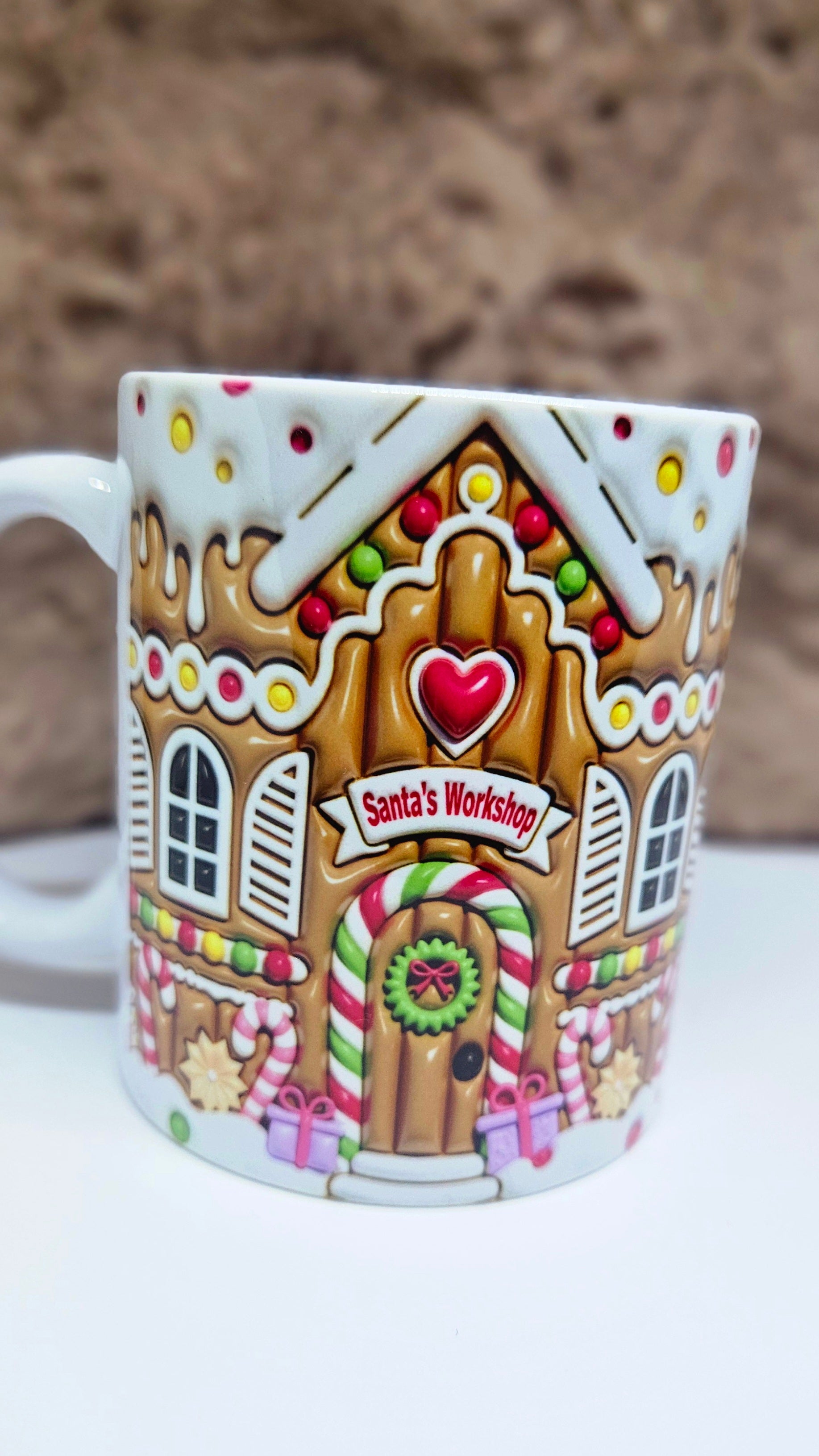 🍬 Mug “Santa’s Workshop” – Maison Pain d’Épice (Effet 3D) 🎄