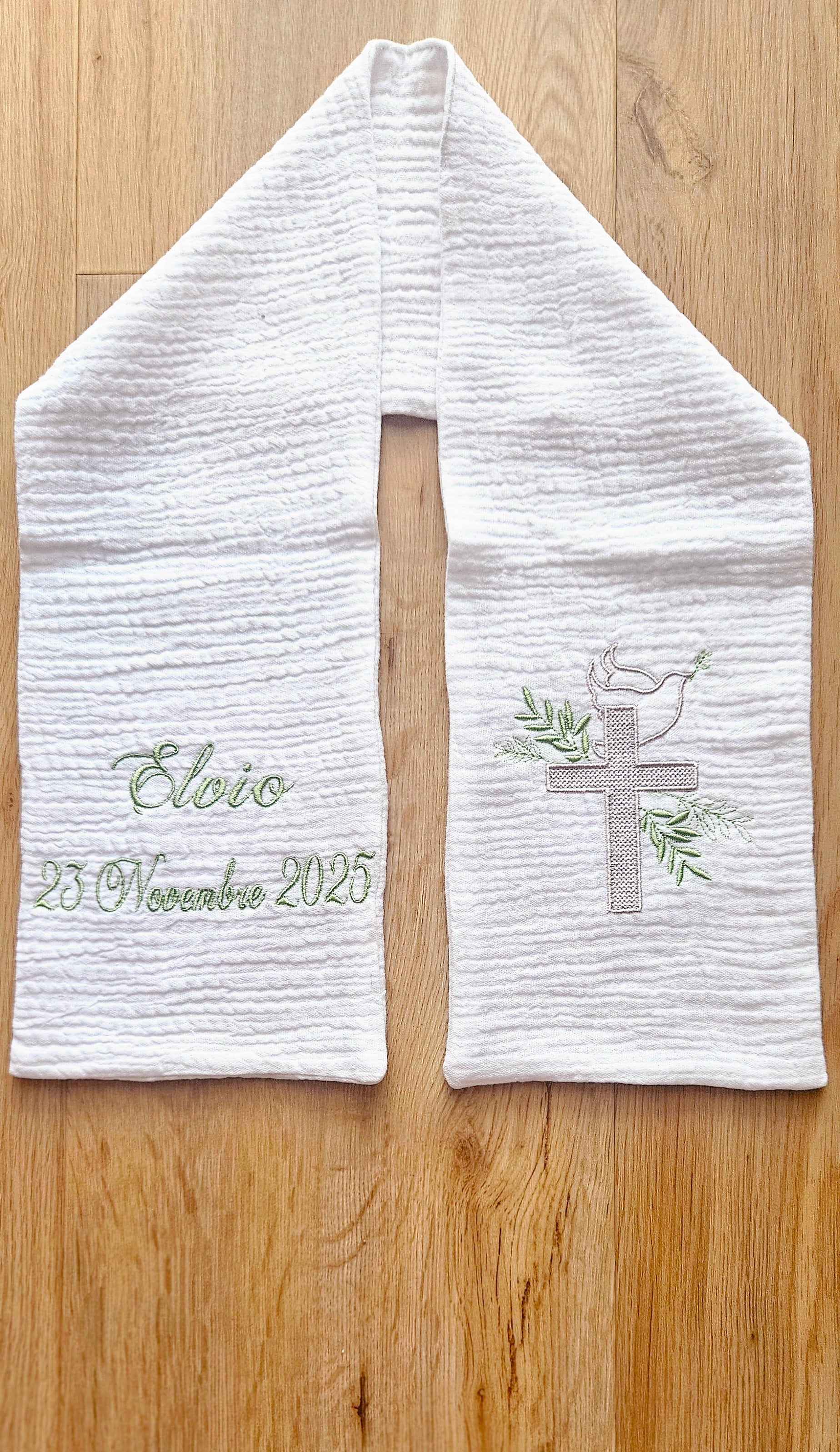 ✝️ Étole de baptême personnalisée – Prénom & date brodés en vert tendre