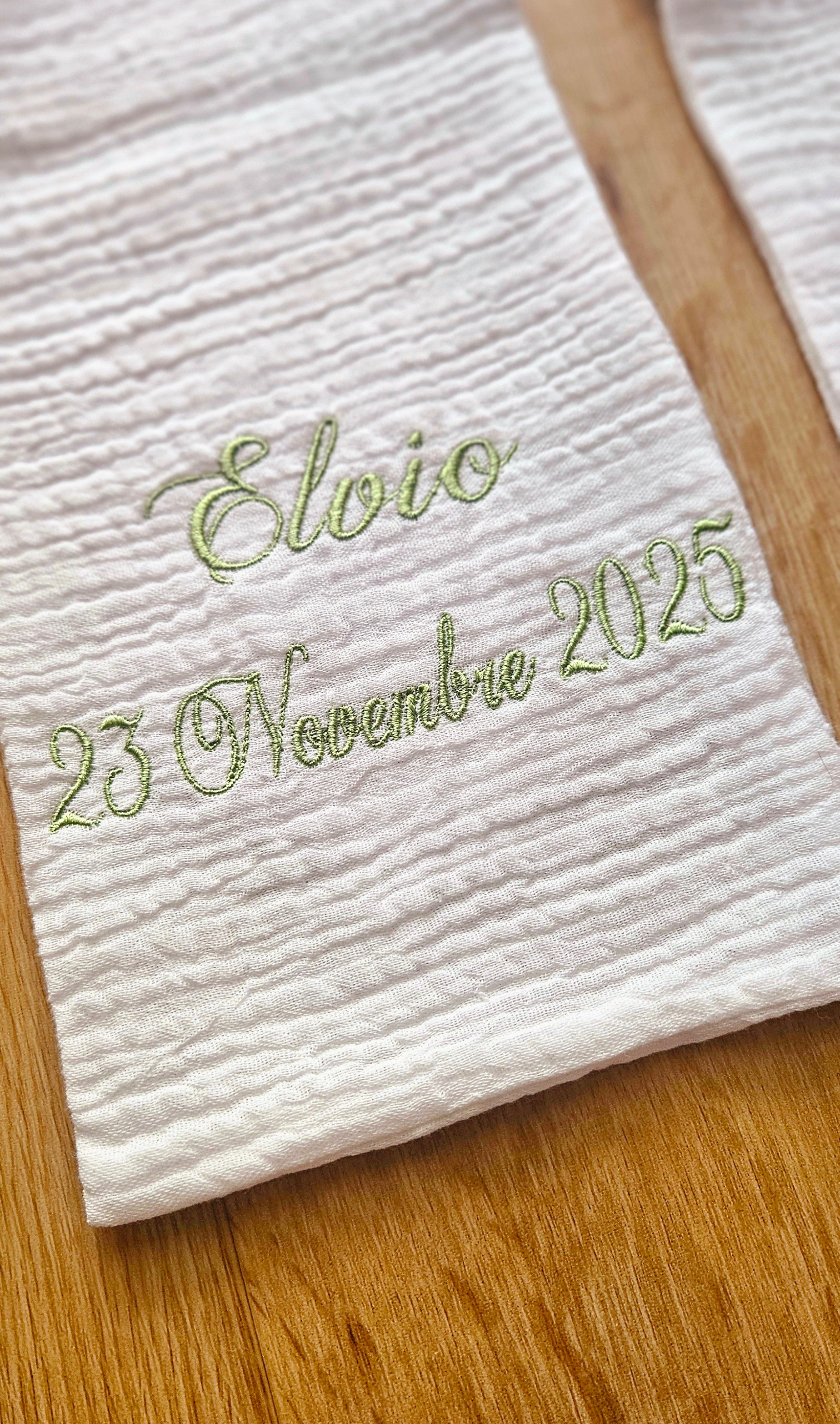 ✝️ Étole de baptême personnalisée – Prénom & date brodés en vert tendre
