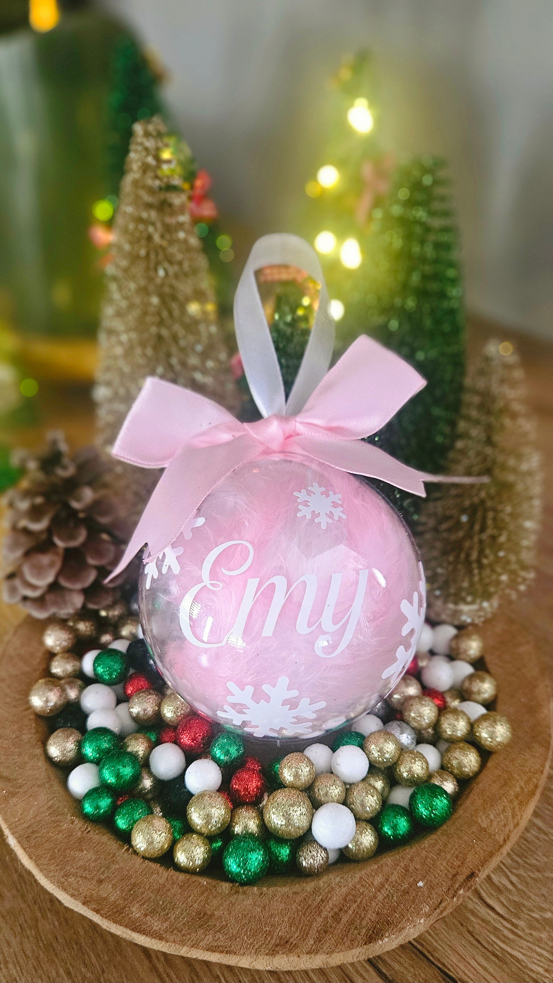 🎀 Boule de Noël Personnalisée – Plumes Roses & Prénom