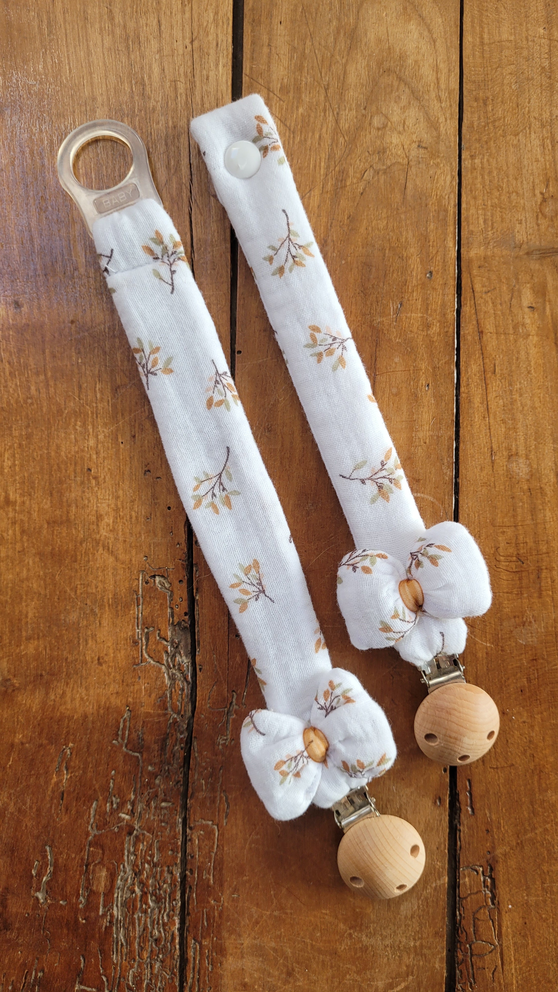 🌸 Attache tétine en tissu fleuri – Clip bois naturel & nœud décoratif