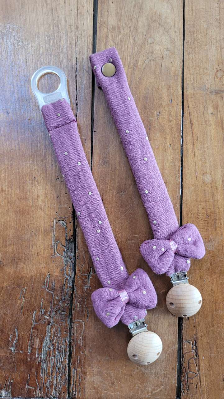 💜 Attache tétine parme à pois dorés – Clip bois naturel & nœud assorti