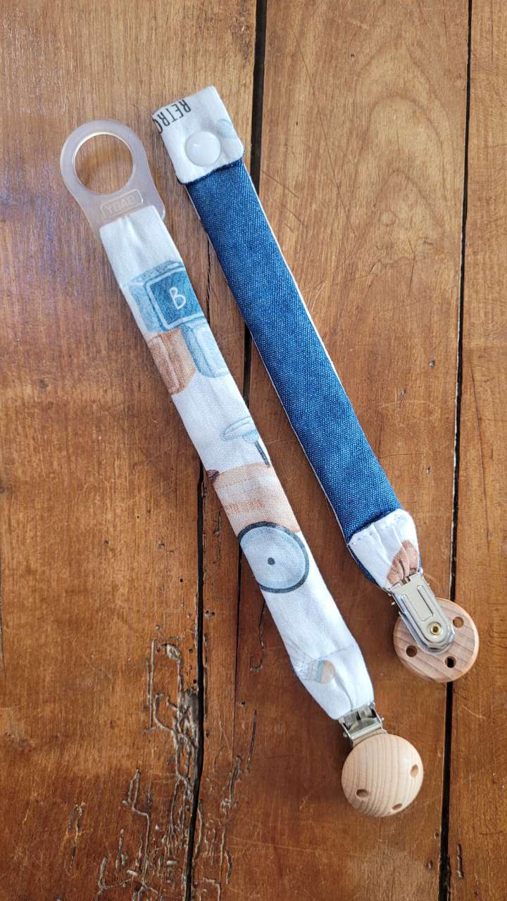 🚗 Attache tétine bleu & motif rétro – Clip bois naturel
