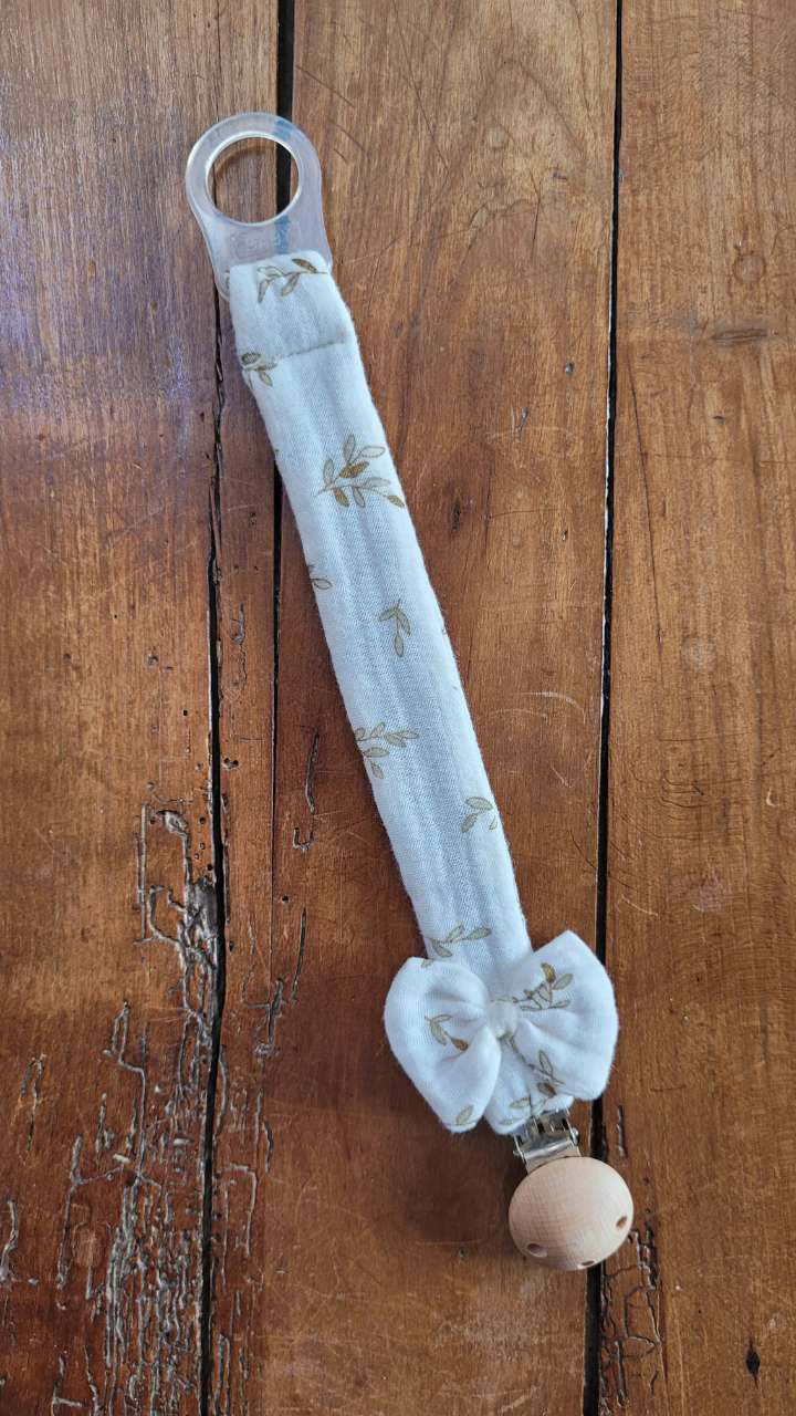 🍃 Attache tétine feuillage doré – Clip bois naturel & nœud assorti