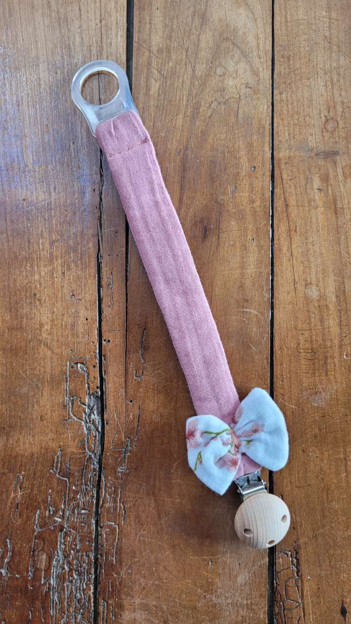 🌸 Attache tétine vieux rose & nœud fleuri – Clip bois naturel