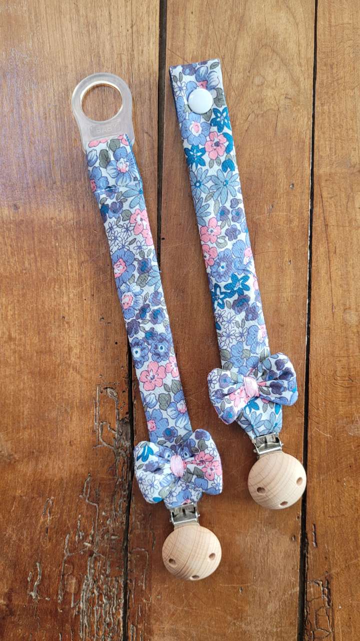 💙 Attache tétine liberty bleu – Clip bois naturel & nœud assorti