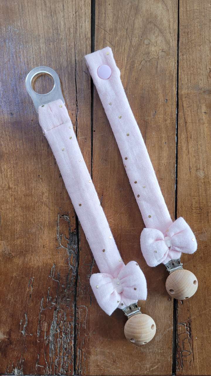 🌸 Attache tétine rose poudré à pois dorés – Clip bois naturel & nœud décoratif