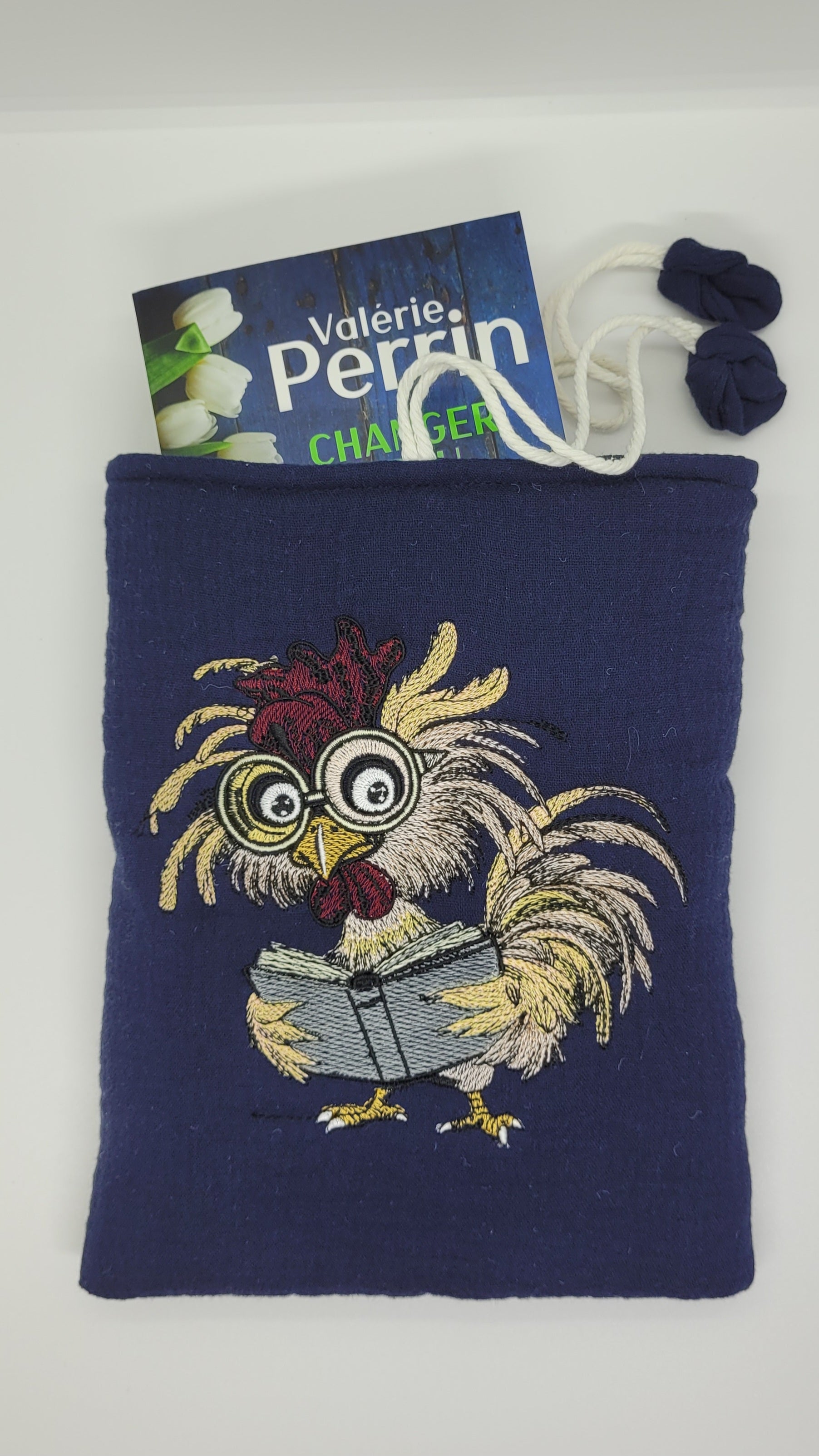 📚✨ Pochette de livre en gaze de coton – Coq lecteur brodé 🐓📖